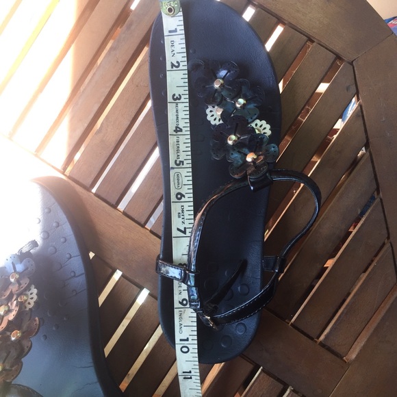 Vionic Julie 2 T-Strap Flower Sandals 11 - Picture 8 of 8